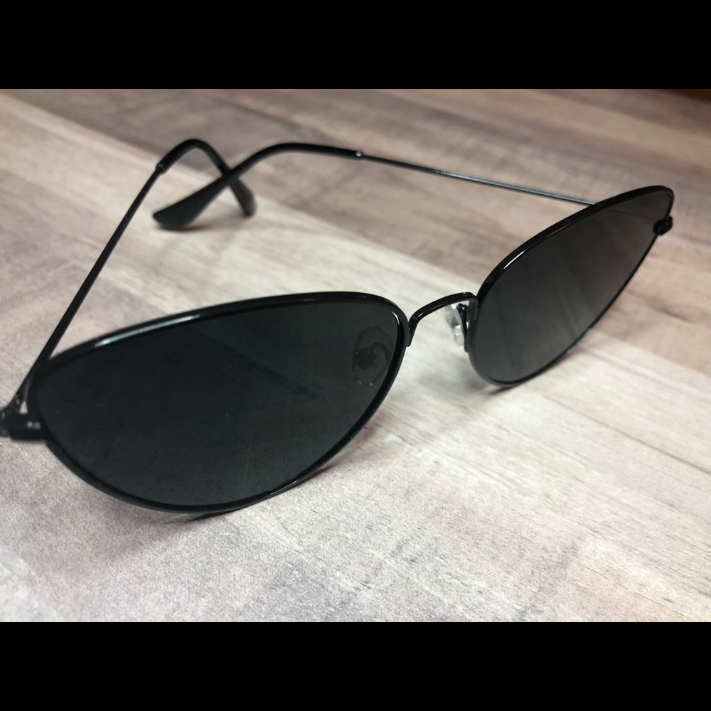 CUTE BLACK SHADES